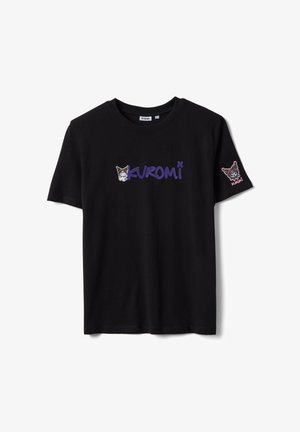 T-shirt nera a maniche corte con scritta "KUROMI" viola e piccolo personaggio grafico sul petto e sulla manica destra.