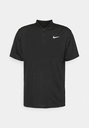Černé polo tričko s krátkým rukávem se dvěma knoflíky a bílým logem Nike Swoosh na levé hrudi na jednobarevném pozadí.