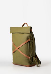 Zaino roll-top verde oliva con accenti in cuoio tan e cinghie incrociate. Presenta una texture liscia e una tasca laterale con zip per un facile accesso.
