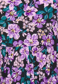 Schwarzer Stoff mit großen lila und pinken Blumenmustern, dazu grüne Blätter und kleine weiße Blumen, die ein lebhaftes Design schaffen.