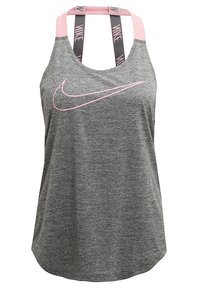 Débardeur de sport gris avec des accents et bretelles roses. Présente un grand logo Nike rose sur le devant et une coupe décontractée.