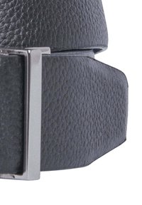 Dunkelgrauer Leder Gürtel mit strukturierten Oberflächen und einer silbernen Metallschnalle. Das Design ist glatt mit klaren, geraden Kanten.