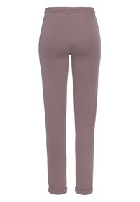 Helle mauve Hosen aus weichem Stoff, mit einem dehnbaren Bund, schlankem Schnitt und umgeschlagenen Säumen an den Knöcheln.