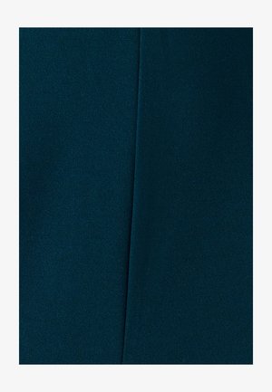 Tela color azul verdoso con una textura suave, que presenta un diseño limpio y de corte recto, con un brillo sutil y sin patrones ni herrajes visibles.