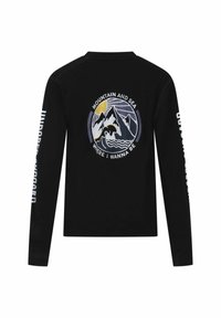 Zwarte langemouwenshirt met een cirkelvormig geborduurd ontwerp met bergen, een zon en golven. De tekst luidt: "BERG EN ZEE WAAR IK WIL ZIJN."