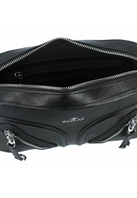 Bolso de mano de cuero negro con un acabado texturizado, que presenta herrajes plateados, dos compartimentos con cremallera y un logotipo en la parte frontal.