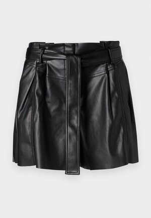 Črna usnjena mini krila z pasom, nabranim dizajnom, gladko teksturo in detajli šivanja. Vidni so horizontalni in vertikalni šivi.