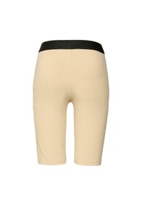 Béžové šortky po kolená vyrobené z elastického materiálu s čiernym elastickým pásom. Hladká textúra, jednoduchý dizajn bez vzorov alebo ozdôb.