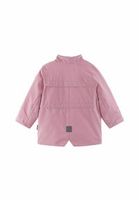 Różowy wodoodporny płaszcz z wysokim kołnierzem, zatrzaskami, długimi rękawami oraz prostokątną naszywką z logo na dolnej części pleców. Gładka tekstura.