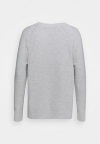 Hellgrauer gestrickter Pullover mit strukturiertem Muster, gerippten Bündchen und Saum. Rückansicht zeigt einen runden Halsausschnitt und Raglanärmel.