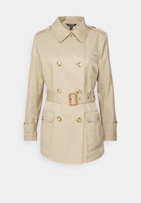Beige trench coat s dvojitým zapínáním na knoflíky, páskem v oblasti pasu a dvěma předními kapsami. Hladká tkanina s klasickým límcem a dlouhými rukávy.