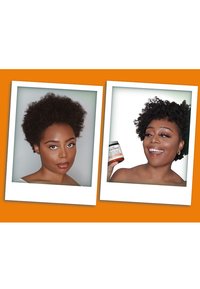 Twee polaroid-stijl afbeeldingen op een oranje achtergrond. Links: een persoon met kort, krullend haar en natuurlijke make-up. Rechts: dezelfde persoon die een pot vasthoudt, glimlachend, met gedefinieerde krullen.
