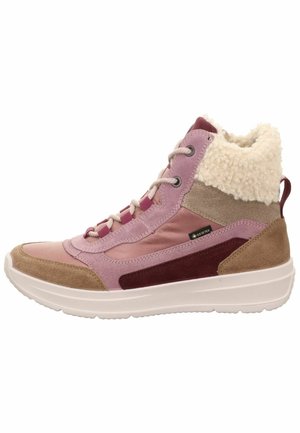 Wysokie sneakersy z miksu różowego i beżowego zamszu, z białą gumową podeszwą oraz puszystym kołnierzem. Zawierają kontrastowe akcenty w kolorze burgundowym.