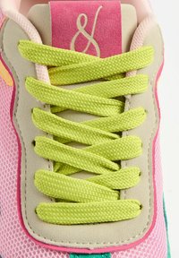 Sneaker multicolore con mesh rosa, punta beige, lacci verdi e un logo accentato rosa e oro sulla linguetta.