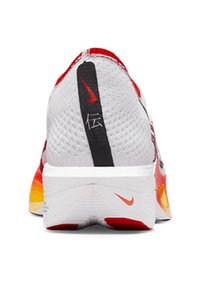 Scarpe sportive da uomo con una parte superiore in mesh grigio, dettagli rossi, suola ammortizzata e un tallone nero con caratteri e logo bianchi.