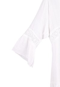 Blusa bianca con maniche svasate, presenta rifiniture in pizzo e un tessuto testurizzato. Leggera e traspirante, ideale per il clima caldo.