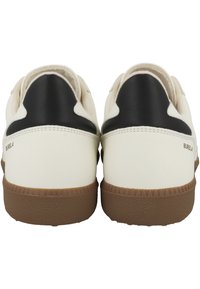 Vita sneakers med svarta accenter, texturerad ovandel och brun gummisula. Enkel design; logotyper på baksidan. Släta och hållbara material.