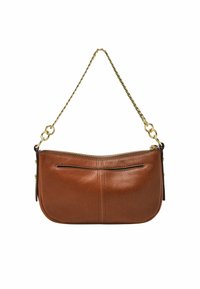 Sac à épaule en cuir marron avec une forme incurvée, une bandoulière en chaîne dorée, une fermeture éclair et une poche avant avec un détail de couture décoratif.