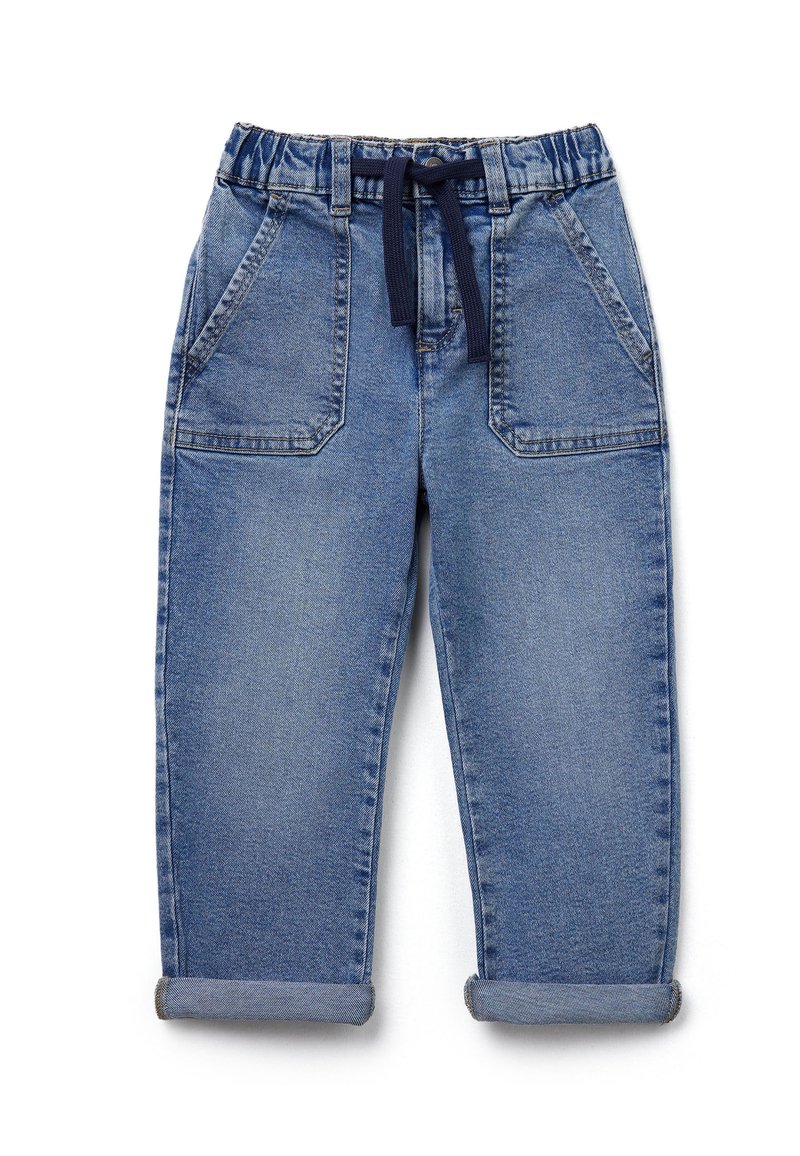 Pantalones de mezclilla en azul claro con cintura elástica, cordón, dos bolsillos delanteros y puños doblados en el tobillo.