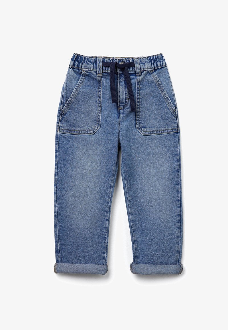 Pantalones de mezclilla en azul claro con cintura elástica, cordón, dos bolsillos delanteros y puños doblados en el tobillo.