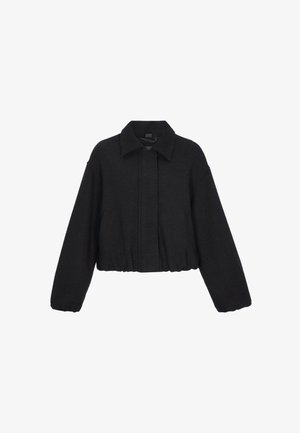 Fekete, rövidített dzseki hosszú ujjakkal, gombos elülső résszel, gallérral és enyhén húzott alsó szegéllyel.