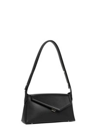Sac à main en cuir noir au design structuré, avec un rabat triangulaire et une longue sangle. Présente une surface texturée et des accents métalliques.