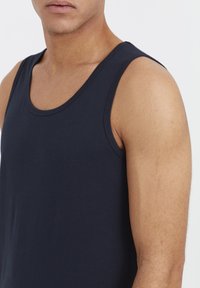 Marineblå tanktop laget av bomull, med rund halslinje, brede armhull og en tettsittende passform med glatt tekstur.