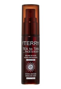 Braune Sprühflasche mit einem transparenten orangenen Deckel, versehen mit weißen Textetiketten für ein feuchtigkeitsspendendes bronzierendes Hautpflege-Mist, matte Oberfläche.