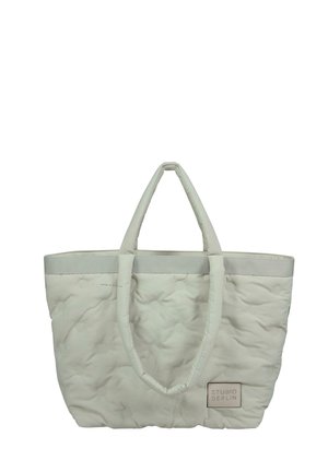 Quilted tote bag i lysegrå med solide håndtag, en tekstureret overflade og et rektangulært logo-mærke, der siger "STUDIO BERLIN."