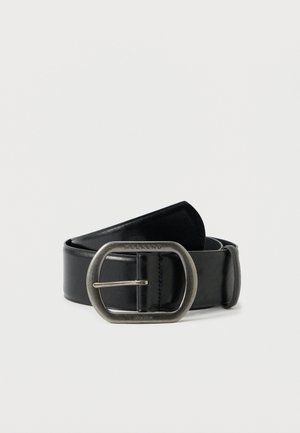 Čierny kožený opasok so širokou, oválnou striebornou sponou s vyrazeným nápisom "WEEKEND". Má hladký povrch a rovné okraje.