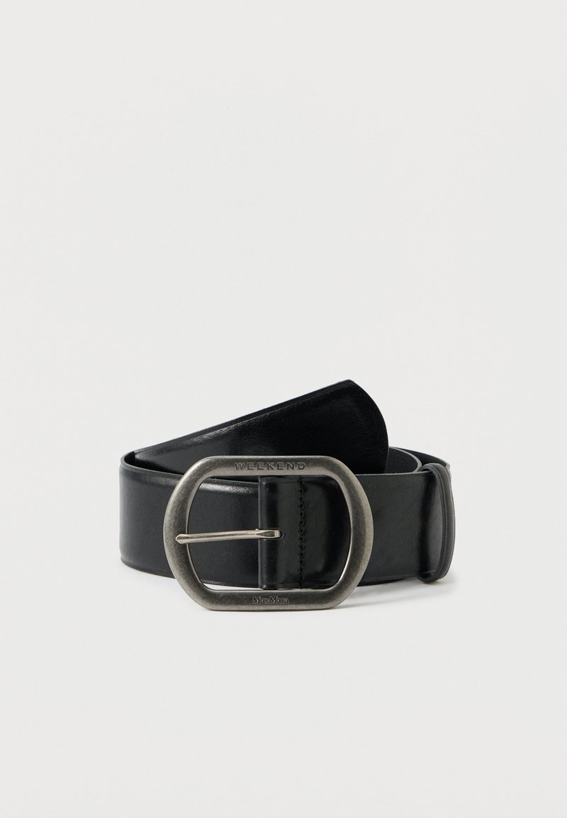 Svart lærbelte med en bred, oval sølvfarget spenne preget med "WEEKEND". Har en glatt overflate og rette kanter.