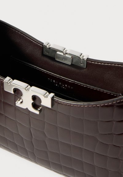 Σκούρο καφέ τσάντα από δέρμα με υφή κροκοδείλου με ασημένια κλείσιμο, εν μέρει ανοιχτή αποκαλύπτοντας το λογότυπο Tory Burch New York στο εσωτερικό της.