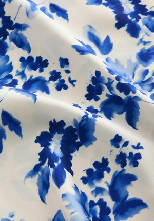 Tejido floral con fondo blanco y flores y hojas de color azul en acuarela, textura suave y diseño fluido.