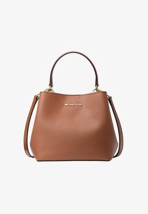 Sac à main en cuir brun texturé avec un logo doré, deux poignées et une bandoulière amovible. Forme seau avec une finition lisse.