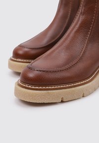 Sandra Fontán Botines de cuña - camel