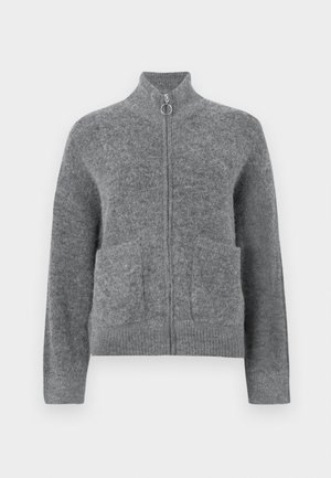 Gilet en tricot gris avec un col montant, une fermeture zippée et deux poches avant. Présente une texture douce et des poignets et un ourlet côtelés.