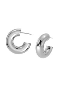 Sudraba riņķa auskari ar spīdīgu apdari, kas piedāvā unikālu izliekumu dizainu. Katrs auskars atšķiras formā, radot asimetrisku izskatu.