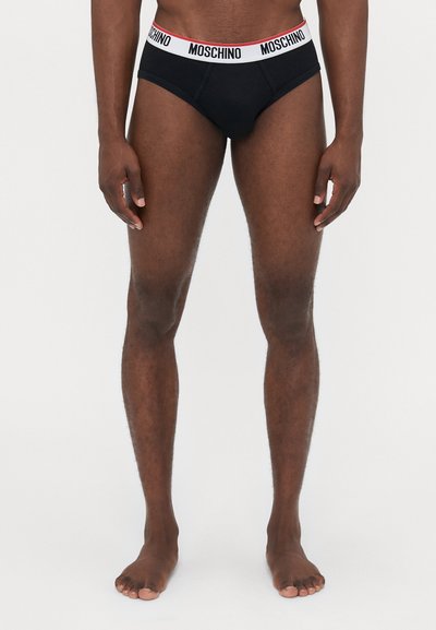 Schwarze Baumwollslips mit einem weiß-rot gestreiften "Moschino"-Logo-Bund, die eine enge Passform und nahtloses Design bieten.