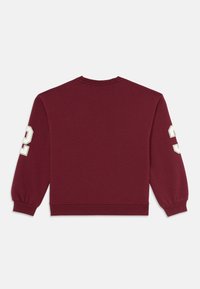 Mörkröd långärmad sweatshirt med vita tryck av nummer "32" på båda ärmarna, rund hals och ribbad mudd och nederkant.