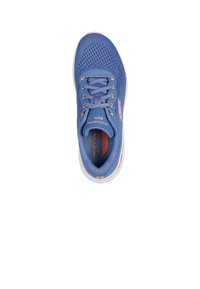 Scarpa da ginnastica blu con tomaia in rete, dettagli rosa, design a sei occhielli e suola in gomma bianca. Presenta il marchio "Skechers" sulla linguetta.