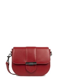 Borsa a tracolla in pelle rossa con chiusura a pattina e clasp in metallo nero, dotata di tracolla regolabile e dettagli di cucitura discreti.