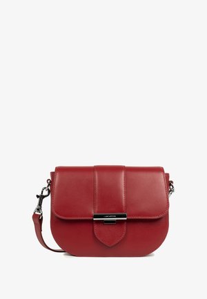 Borsa a tracolla in pelle rossa con chiusura a pattina e clasp in metallo nero, dotata di tracolla regolabile e dettagli di cucitura discreti.