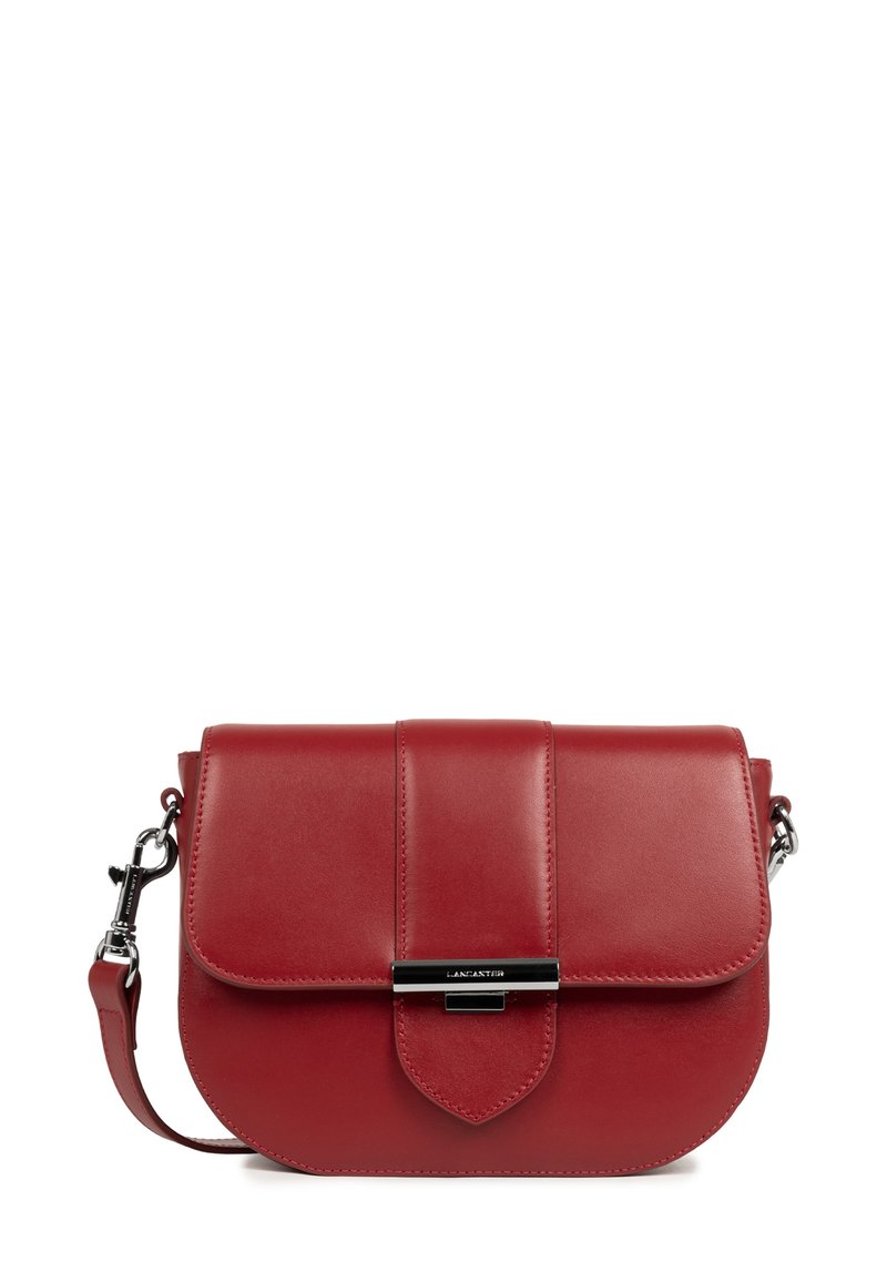 Borsa a tracolla in pelle rossa con chiusura a pattina e clasp in metallo nero, dotata di tracolla regolabile e dettagli di cucitura discreti.