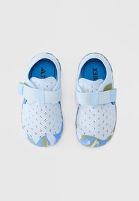 Ανοιχτό μπλε π λεκτά παπούτσια με ευέλικτο σχεδιασμό, διαθέτουν κλείσιμο με λουράκι και πάτο με σχέδιο σε πράσινους και μπλε τόνους.