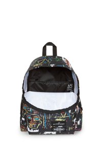 Mochila negra con diseños coloridos estilo graffiti, un gran compartimento principal con un forro negro y un asa en la parte superior.