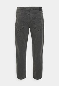 Jeans de denim negro con un corte relajado. Presenta dos bolsillos traseros y una cinturilla cosida. El material tiene una ligera textura y un acabado deslavado.