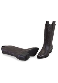 Bottes de cowboy en cuir marron avec des pointes effilées, des coutures décoratives et une finition texturée. Talons bas empilés et tirettes latérales pour un enfilage facile.