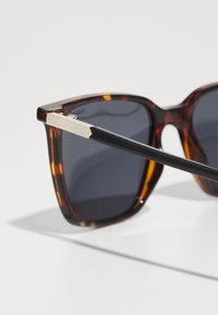 Thumbnail Image 3