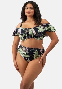 Musta bikinit trooppisella lehtikuosisella vihreällä ja vaaleanpunaisella. Yläosassa on röyhelökoristeita ja säädettävät hihnat; alaosassa on sivusiteet.