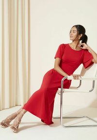 Friends Like These FLUTTER SLEEVE ROUND NECK MIDI - REGULAR FIT - Trikoomekko - red